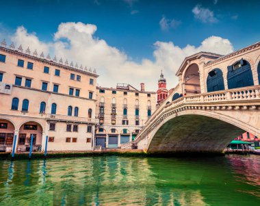 Ünlü Canal Grande 'nin güzel bahar manzarası. Rialto Köprüsü 'nün renkli bahar sahnesi. Venedik, İtalya, Avrupa 'nın pitoresk akşam manzarası. Seyahat konsepti arka planı.