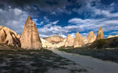 Cappadocia 'da dramatik bahar sahnesi. Nisan ayında Kapadokya 'nın gerçek dışı dünyası, Kırmızı Gül Vadisi. Nevsehir 'in Merkez Anadolu Bölgesi' nde bulunan Cavusin köyü, Asya.