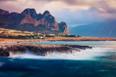 Sicilya, Isolidda Sahili, San Vito Burnu, İtalya, Avrupa 'da sihirli bahar günbatımı. Akdeniz 'in inanılmaz deniz manzarası. Doğa konseptinin güzelliği