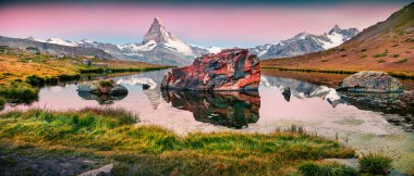 Stellisee Gölü 'nün renkli yaz manzarası. Güneş doğmadan birkaç dakika önce. İsviçre Alpleri, İsviçre, Avrupa 'da Matterhorn (Monte Cervino, Mont Cervin) ile harika açık hava sahnesi.