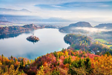 Maria 'nın Bled Gölü' ndeki Hipotezi Kilisesi 'nin havadan görünüşü. Julian Alps, Slovenya, Avrupa 'da sisli sonbahar manzarası. Kırsal konseptin güzelliği.
