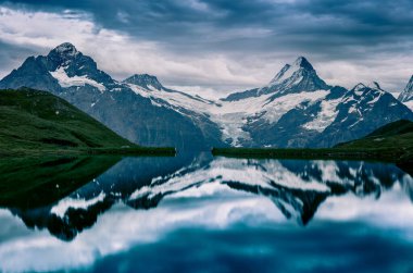 Bachalpsee Gölü 'nde Dramamtic yaz akşamı Schreckhorn ve Wetterhorn tepeleri arka planda. İsviçre Bernese Alpleri, İsviçre, Avrupa 'da karanlık bir açık hava sahnesi. 