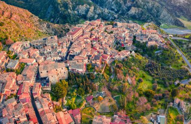 Uçan İHA 'nın görüntüsü. Stilo şehrinin parlak sabah manzarası. Uçan İHA 'nın görüntüsü. İtalya, Avrupa 'nın muhteşem bahar sahnesi. Yukarıdan aşağıya doğru. Seyahat konsepti arka planı.