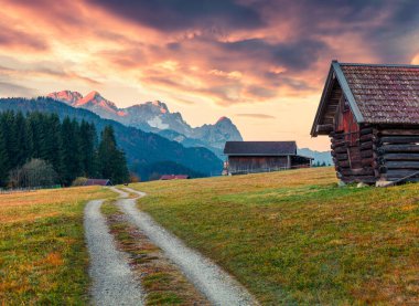 Zugspitze dağ sırasının dramatik sabah manzarası, Wagenbruchsee (Geroldsee) göl lacation. Bavyera Alpleri, Almanya, Avrupa 'nın güzel sonbahar manzarası. Doğa konseptinin güzelliği.