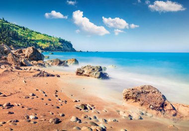 Avali Sahili 'nin muhteşem bahar manzarası. İyon Denizi 'nin nefes kesici sabah deniz manzarası. Lefkada Adası, Yunanistan, Avrupa 'nın heyecan verici açık hava sahnesi. Doğa konseptinin güzelliği.