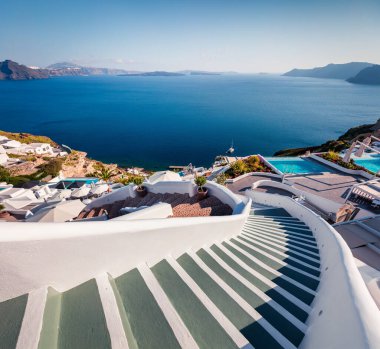 Santorini adasının güneşli sabah manzarası. Yunanistan 'ın ünlü tatil beldesi Thira, Yunanistan, Avrupa' nın resimli bahar sahnesi. Seyahat konsepti arka planı.