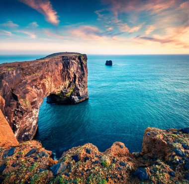 Dyrholaey kemerinin akşam manzarası inanılmaz. İzlanda 'nın güney kıyısındaki Dyrholaey Doğa Koruma Alanı' nda dramatik bir yaz günbatımı yaşandı. Doğa konseptinin güzelliği