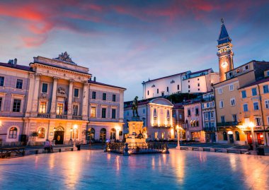 Eski şehir Piran 'daki Tartini Meydanı' nın harika gece manzarası. Slovenya, Avrupa 'da bahar günbatımı muhteşemdi. Seyahat konsepti geçmişi. Muhteşem Akdeniz manzarası.