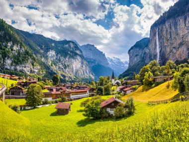 Lauterbrunnen köyündeki büyük şelalenin güneşli yaz manzarası. İsviçre Alpleri 'nde muhteşem bir açık hava sahnesi, Bern, İsviçre, Avrupa kantonunda Bernese Oberland. Seyahat konsepti arka planı.
