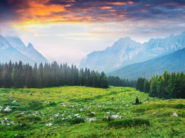 Cresta di Enghe dağlarının dramatik yaz manzarası. Dolomite Alpleri, İtalya, Avrupa 'nın renkli sabah manzarası. Doğa konseptinin güzelliği. Orton Efekti
