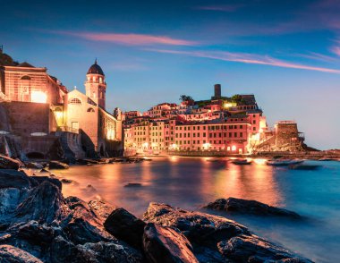 Cinque Terre bölgesini oluşturan beş kasabadan biri, Vernazza. Liguria, İtalya, Avrupa 'da renkli bahar gündoğumu. Akdeniz 'in resimli deniz manzarası. Seyahat konsepti arka planı.