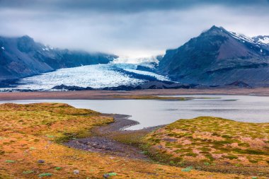 Vatnajokull buzulundan eriyen buz. Vatnajokull Ulusal Parkı, İzlanda, Avrupa 'da dramatik bir yaz sahnesi. İşlenmiş fotoğraf sonrası sanatsal stil.