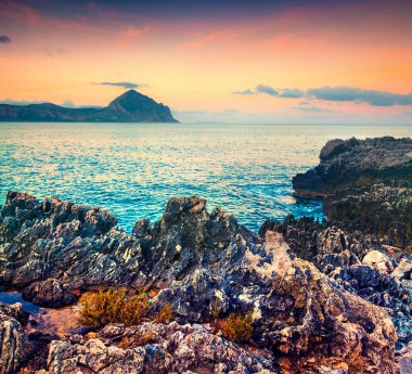 Doğa Koruma Alanı 'nda renkli bir bahar sahnesi. San Vito Burnu. Akdeniz, Sicilya, İtalya ve Avrupa 'da Gündoğumu. 