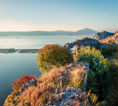 Navarino Kalesi 'nden Voidokilia plajının hava ilkbahar manzarası. İyon Denizi 'nin çekici sabah deniz manzarası, Pylos kasabası, Moreloponnese, Yunanistan, Avrupa. Doğa konseptinin güzelliği.