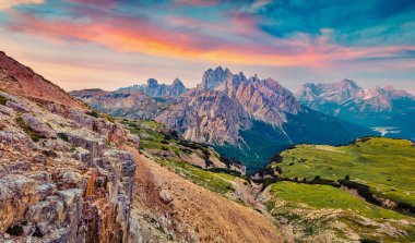 Arka planda Cadini di Misurina Range ve Sorapis grubuyla Ulusal Park Tre Cime di Lavaredo 'da inanılmaz bir yaz gündoğumu. Dolomiti Alpleri, İtalya ve Avrupa 'nın fantastik sabah manzarası.