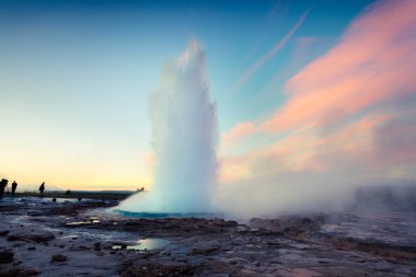 Laugarfjall Tepesi 'nin yamaçlarındaki Haukadalur vadisinde Büyük Geysir' in patlaması var. Güneybatı İzlanda, Avrupa 'da sabahın erken saatlerinde. Doğa konseptinin güzelliği
