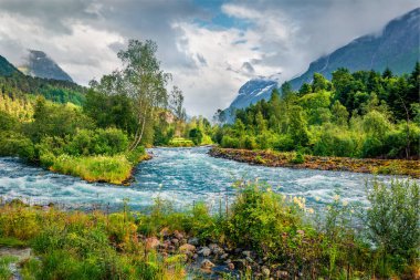 Loen köyü yakınlarındaki Sogn og Fjordane ilçesi Stryn belediyesinin Loelva Nehri manzarası. Norveç 'te renkli güneşli bir manzara. Doğa konseptinin güzelliği.