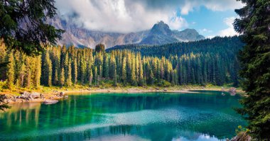 Carezza (Karersee) gölünün inanılmaz yaz manzarası. Dolomiti Alpleri 'nin harika sabah manzarası, Bolzano ili, Güney Tyrol, İtalya, Avrupa. Doğa konseptinin güzelliği.
