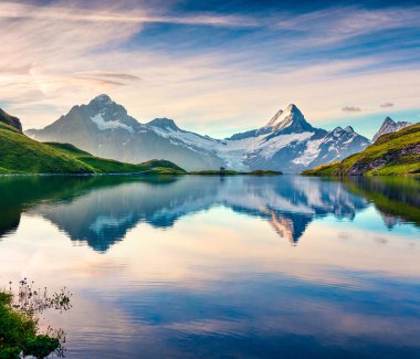 Bachalpsee gölünde renkli bir yaz gündoğumu Schreckhorn ve Wetterhorn tepeleri arka planda. İsviçre Bernese Alpleri, İsviçre, Avrupa 'da resim gibi bir sabah sahnesi. 