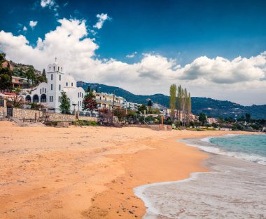 Paleo Tsifliki köyündeki Ortodoks kilisesinin parlak bahar manzarası. Yunanistan, Ege Denizi 'nin renkli sabah manzarası. Kırsal konseptin güzelliği. İşlenmiş fotoğraf sonrası sanatsal stil.