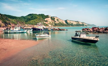 Gardenos köyündeki küçük limanın güneşli bahar manzarası. İyon Denizi 'nin resimli sabah deniz manzarası. Korfu adası, Yunanistan ve Avrupa 'nın muhteşem manzarası. Seyahat konsepti arka planı. 