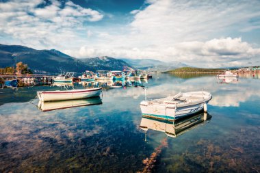Küçük balıkçı köyü Mikrovivos 'un inanılmaz bahar manzarası. Ege Denizi 'nin büyüleyici sabah deniz manzarası. Kırsal konseptin güzelliği, Yunanistan, Avrupa. Seyahat konsepti arka planı.
