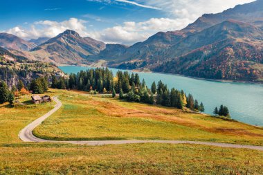 Roselend Gölü ve Roselend Gölü 'nün muhteşem sabah manzarası. Auvergne-Rhone-Alpes, Fransa, Avrupa 'nın resimli sonbahar sahnesi. Doğa konseptinin güzelliği. Alp Dağları 'nın inanılmaz dünyası.