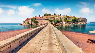 Sveti Stefan şehrinin renkli yaz manzarası. Adriyatik denizi, Karadağ ve Avrupa 'nın fantastik sabah deniz manzarası. Akdeniz ülkelerinin güzel dünyası. Mimari seyahat arka planı