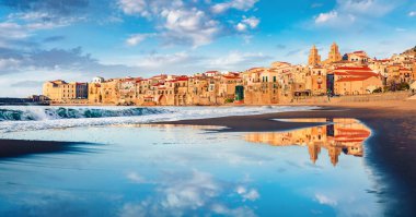 Piazza del Duomo ile Cefalu şehrinin panoramik bahar manzarası. Akdeniz, Sicilya, İtalya ve Avrupa 'nın fantastik sabah deniz manzarası. Seyahat konsepti arka planı