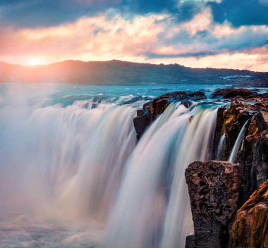 Selfoss Şelalesi 'nde nefes kesen yaz gündoğumu. Jokulsa 'nın Fjollum nehri, Jokulsargljufur Ulusal Parkı' nın muhteşem manzarası. İzlanda, Avrupa 'nın renkli sabah manzarası. 