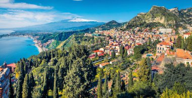 Uçan İHA 'nın görüntüsü. Arka planda Taormina kasabası ve Etna yanardağının heyecanlı sabah manzarası. Akdeniz 'in muhteşem ilkbahar deniz manzarası. Sicilya, İtalya ve Avrupa 'nın muhteşem manzarası.