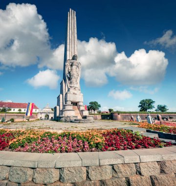 Horea, Closca ve Crisan Obelisk. Alba Carolina Kalesi, Transilvanya, Alba Iulia kenti, Romanya ve Avrupa 'nın güçlendirilmiş kiliselerinin renkli şehirleri. Seyahat konsepti arka planı.