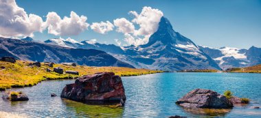 Stellisee Gölü 'nün renkli yaz manzarası. İsviçre Alpleri 'nde Matterhorn (Monte Cervino, Mont Cervin), Zermatt konumu, Valais kantonu, İsviçre, Avrupa.