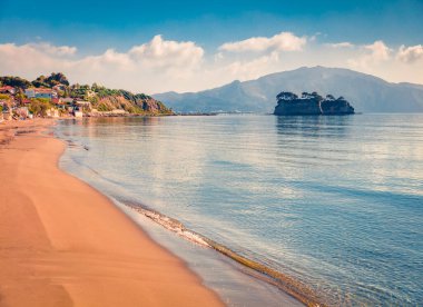 Cameo Adası 'nın etkileyici yaz manzarası. Port Sostis, Zakynthos (Zante) adasının sakin sabah manzarası, Yunanistan, Avrupa. Muhteşem Akdeniz deniz manzarası var. Doğa konseptinin güzelliği.