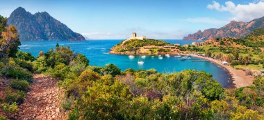 Port de Girolata 'nın panoramik sabah manzarası. Arabayla gidemeyeceğiniz bir yer. Korsika adası, Fransa, Avrupa 'nın muhteşem yaz manzarası. Çarpıcı Akdeniz manzarası.
