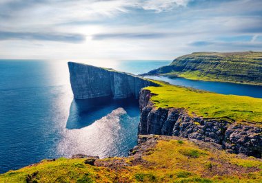 Sorvagsvatn Gölü, Vagar, Faroe Adaları, Danimarka, Avrupa 'nın sabah hava sahnesi. Atlantik Okyanusu 'nun muhteşem yaz deniz manzarası. Doğa konseptinin güzelliği