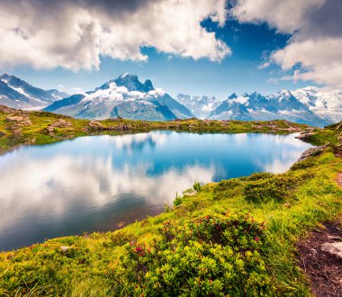 Arka planda Mont Blanc (Monte Bianco) ile Lac Blanc Gölü 'nün renkli yaz manzarası, Chamonix konumu. Vallon de Berard Doğa Koruma Alanı, Graian Alpleri, Fransa, Avrupa. 
