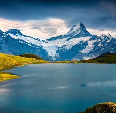 Wetterhorn ve Bachsee gölü üzerinde tepe noktası. Bernese Oberland Alplerinde dramatik bir yaz sahnesi, Grindelwald konumu, Innertkirchen, İsviçre, Avrupa.