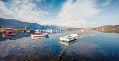 Küçük balıkçı kasabasında güneşli bir bahar sahnesi. Mikrovivos. Ege Denizi 'nin muhteşem sabah deniz manzarası. Kırsal konseptin güzelliği, Yunanistan, Avrupa. Seyahat konsepti arka planı