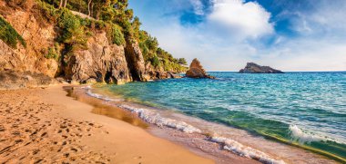 Platis Gialos Plajı 'nın çekici sabah manzarası. İyon Denizi 'nin muhteşem deniz manzarası. Kefalonia adası, Argostolion kasabası, Yunanistan, Avrupa 'nın heyecan verici açık hava manzarası. Seyahat konsepti arka planı.