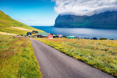 Kalsoy adasındaki Mikladalur köyünün güneşli sabah manzarası. Faroe Adaları, Danimarka, Avrupa 'nın parlak yaz manzarası. Atlantik Okyanusu 'nun muhteşem deniz manzarası. Seyahat konsepti arka planı