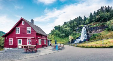 Fosselva Nehri 'ndeki Steinsdalsfossen şelalesinin büyüleyici yaz manzarası. Norveç 'in Hordaland ilçesindeki Kvam belediyesinin Steine köyünün manzarası.. 
