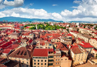 Split şehrinin, Hırvatistan 'ın ve Avrupa' nın havadan çekilmiş yaz şehirleri. Akdeniz ülkelerinin güzel dünyası. Mimari seyahat arka planı