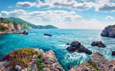 Limni Beach Glyko 'nun manzaralı bahar manzarası. İyon Denizi 'nin muhteşem sabah deniz manzarası. Korfu adası, Yunanistan, Avrupa 'nın muhteşem dış manzarası. Doğa konseptinin güzelliği. 