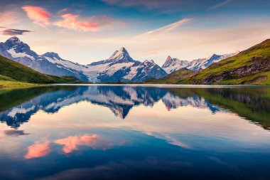 Bachalpsee gölünde renkli bir yaz gündoğumu Schreckhorn ve Wetterhorn tepeleri arka planda. İsviçre Bernese Alpleri, İsviçre, Avrupa 'da resim gibi bir sabah sahnesi. 