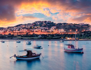 Nuevo Loca Sahili, Ege Denizi 'nin muhteşem bahar sahnesi. Anavyssos kasabası, Yunanistan ve Avrupa 'nın dramatik akşam manzarası. Seyahat konsepti geçmişi. İşlenmiş fotoğraf sonrası sanatsal stil