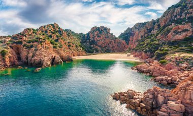 Costa Paradiso, Sardinya Adası, İtalya ve Avrupa 'nın çekici yaz manzarası. Li Cossi plajının muhteşem sabah manzarası. Muhteşem Akdeniz deniz manzarası. Doğa konseptinin güzelliği.