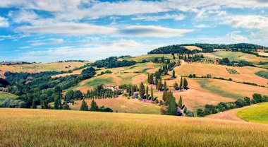 Çiftlik evi ve selvi ağaçlarıyla klasik Toskana manzarası. İtalya kırsalının panoramik yaz manzarası, Val d 'Orcia vadisi, San Quirico d' Orcia konumu. Kırsal konseptin güzelliği.