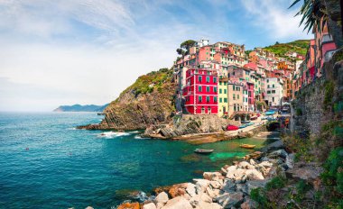 Tepe şehirlerinin ilk şehri, Riomaggiore. Liguria, İtalya, Avrupa 'nın renkli sabah manzarası. Akdeniz 'in büyük bahar denizi. Seyahat konsepti arka planı.