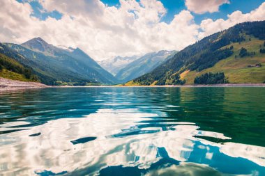Richterspitze dağ sırasının yansıması Speicher Durlassboden gölünün saf suyunda. Avrupa 'nın Tyrol eyaletinin Schwaz ilçesi. İşlenmiş fotoğraf sonrası sanatsal stil.